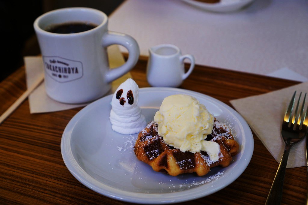 Waffles and coffee at Takachihoya