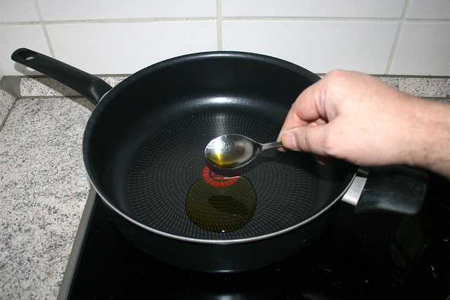 05 - Heat oil in pan / Öl in Pfanne erhitzen