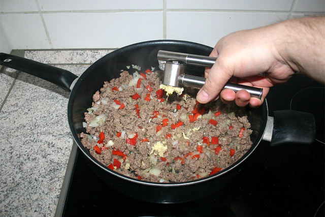 11 - Squeeze garlic in pan / Knoblauch dazu pressen