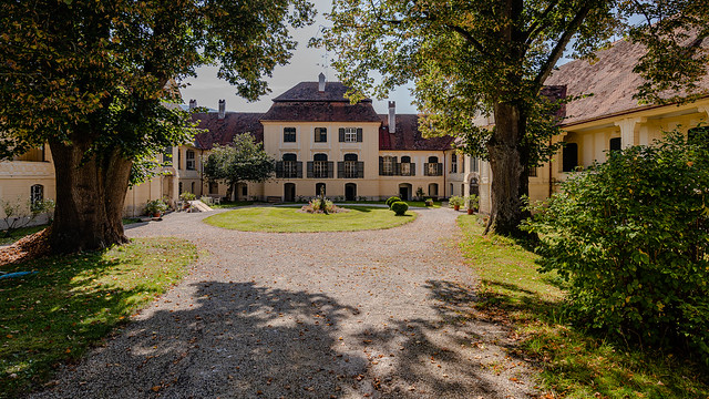 Oberkindberg Castle courtyard