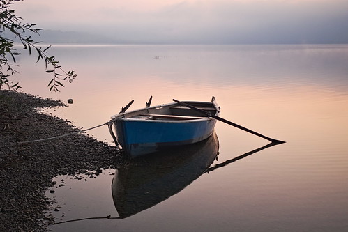 f9129489a boat blue koaxial morning light early lake water reflection shore chiemsee pink soft sonnenaufgang sunrise nature landscape