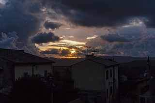 TRAMONTO NELLE NUVOLE DI TEMPESTA   ---   SUNSET IN THE STORM CLOUDS