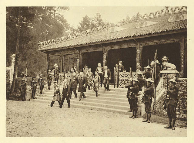 S.-M. l'Empereur Khai Dinh sort du Temple commémoratif
