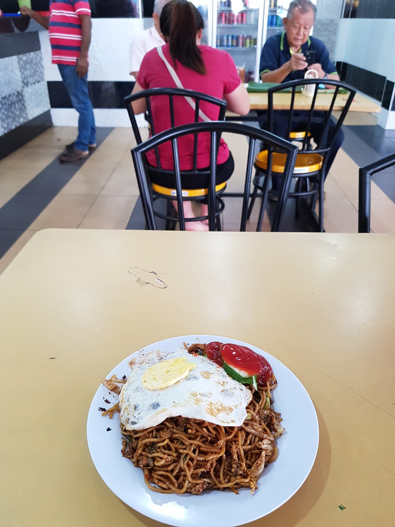 嘛嘛炒面 Mee Goreng Mamak w/Egg rm$5 & 奶茶 TehC rm$2 @ Restoran PS Maju SS4