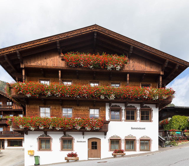 Standesamt und Gemeindeamt in Alpbach, Tirol: typische alpine Bauweise mit Holz und Satteldach