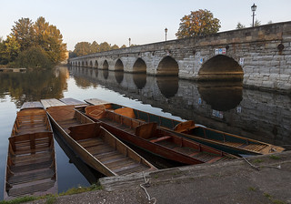 Boats beside Clopton Bridge, Bridgefoot, Stratford-upon-Avon, Warwickshire, UK