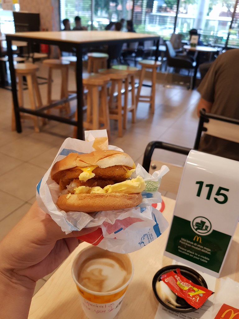脆皮雞肉炒蛋三明治和炸土豆餅 Crispy chicken scrambled egg Sandwich w/Hash browm rm$9.91 Topped up 拿鐵 Latte rm$2.02 @ McDonald's PJ Bandar Utama DT