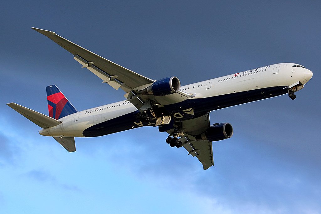 Delta 767-400 leaving Cleveland