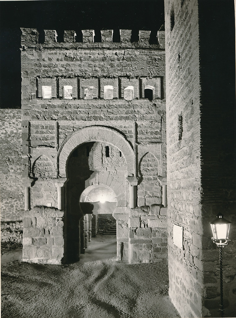 Toledo iluminado, foto nocturna de un álbum editado en 1961 con fotografías de Juan Miguel Pando Barrero. Colección Personal de Eduardo Sánchez Butragueño.