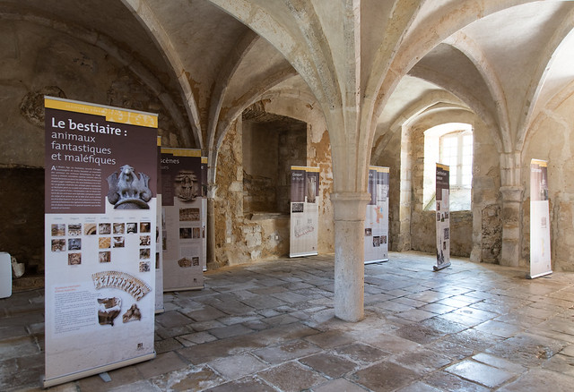 Massacre par le CMN à l'ancienne abbaye Saint-Sauveur de Charroux (Vienne, France)