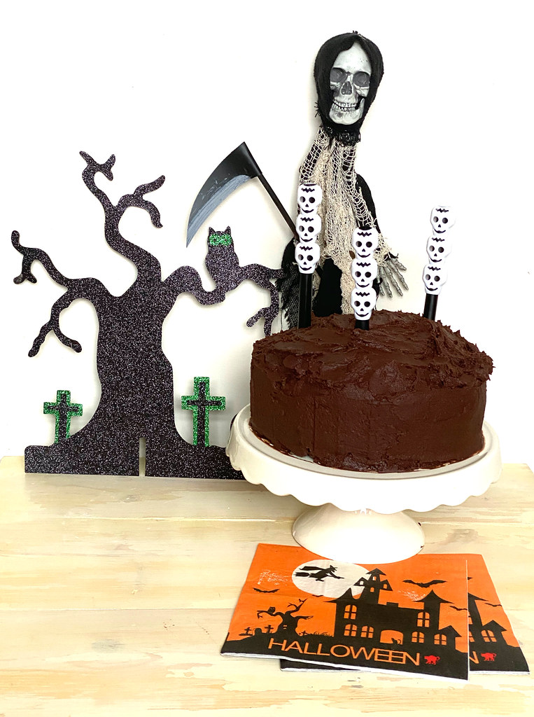 A short history of Irish Halloween Traditions, How to Bake a Chocolate Ghoulyard Cake and A Round Up of Halloween Treats