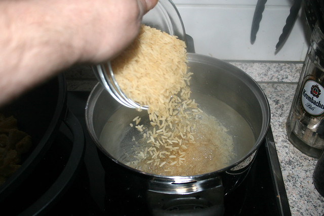 22 - Put rice in pot / Reis in Topf geben