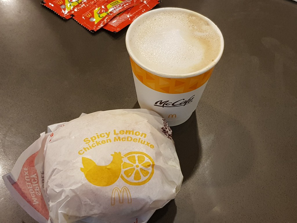 香辣檸檬雞肉漢堡 Spicy Lemon chicken burger rm$11.31 & 拿鐵 Latte rm$5.65 @ McDonald's Main Place USJ21