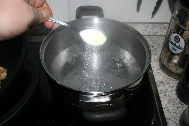 21 - Salt boiling water / Wasser salzen