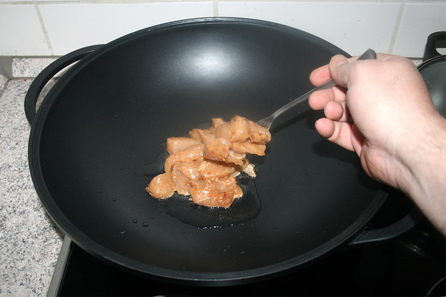 19 - Put marinated chicken in wok / Mariniertes Hähnchen in Wok geben