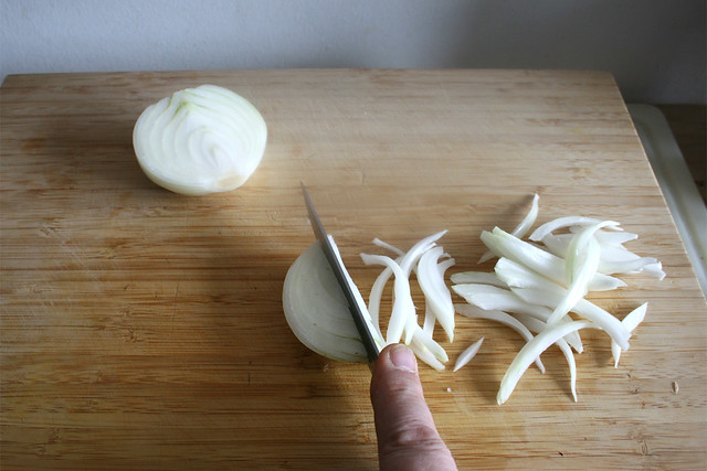 14 - Cut onion in slices / Zwiebel in Spalten schneiden