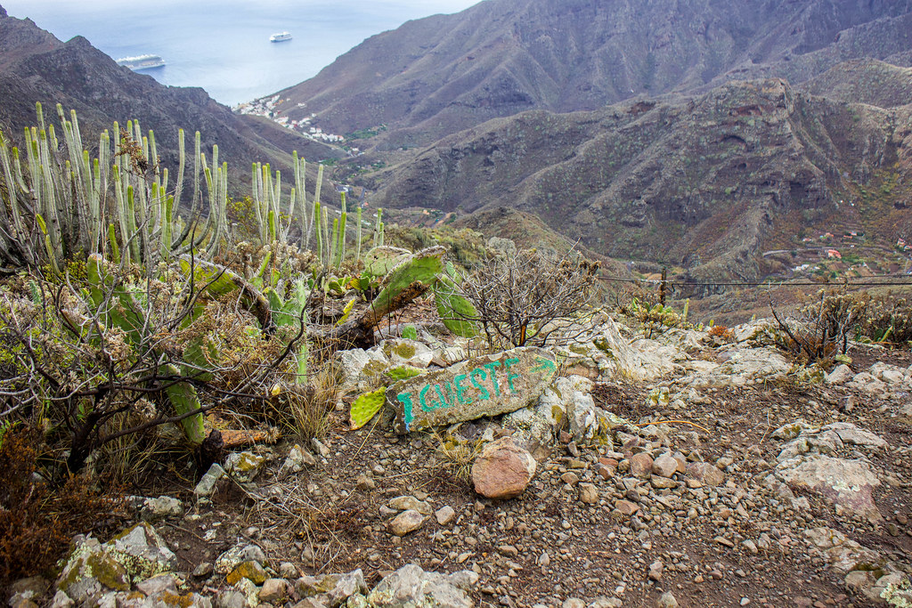 Indicación del sendero hacia Igueste de San Andrés en Anaga