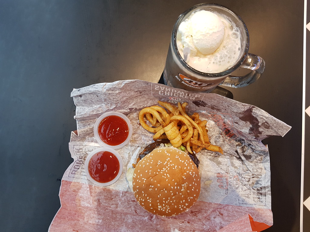 黑胡椒蘑菇漢堡套餐配卷曲薯条和根啤酒 Black pepper mushroom Chicken Burger Combo w/Curly Fries and Root Beer rm$13.50 topped up 冰淇淋 Ice Cream float rm$2.40 @ A&W PJ Seventeen Mall