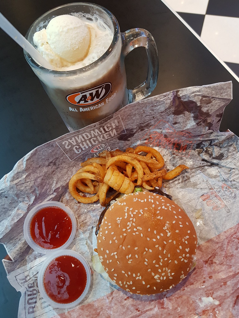 黑胡椒蘑菇漢堡套餐配卷曲薯条和根啤酒 Black pepper mushroom Chicken Burger Combo w/Curly Fries and Root Beer rm$13.50 topped up 冰淇淋 Ice Cream float rm$2.40 @ A&W PJ Seventeen Mall