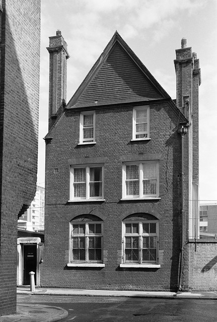 School Caretakers, house, Baltic St, Finsbury, Islington, 1988 88-5n-46-positive_2400