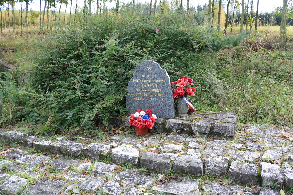 pomník partyzánské skupiny ZAREVO ve Dvorecku