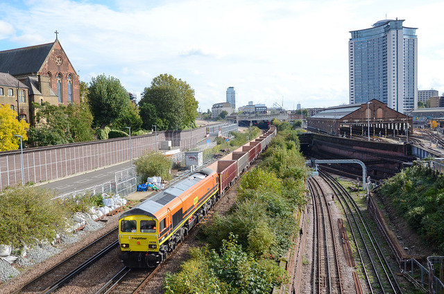 59206 passes the former Earls Court working 6V00 Newhavern Sdgs - Acton
