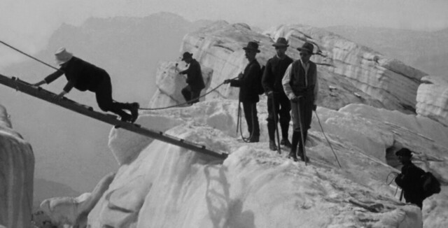 Aug. Couttet, Chamonix, 1885 29 : Passage d'une échelle (route du Mont Blanc)