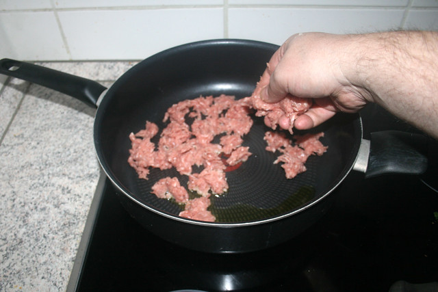 04 - Put minced turkey in pan / Putenhackfleisch in Pfanne geben