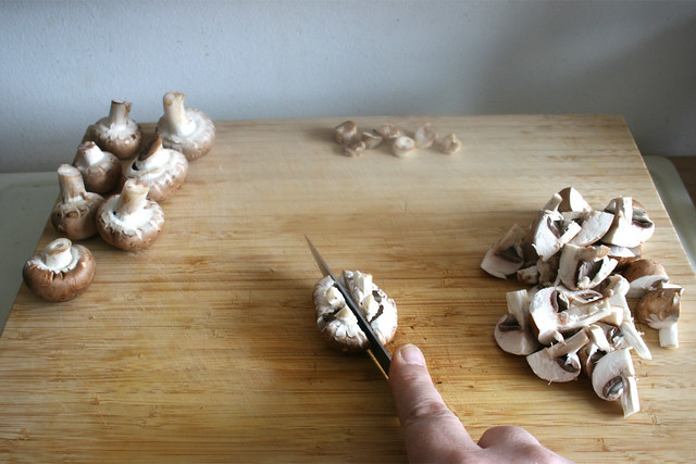 02 - Quarter mushrooms / Pilze vierteln