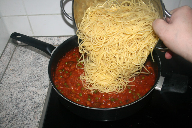 25 - Put noodles in sauce / Nudeln in Sauce geben