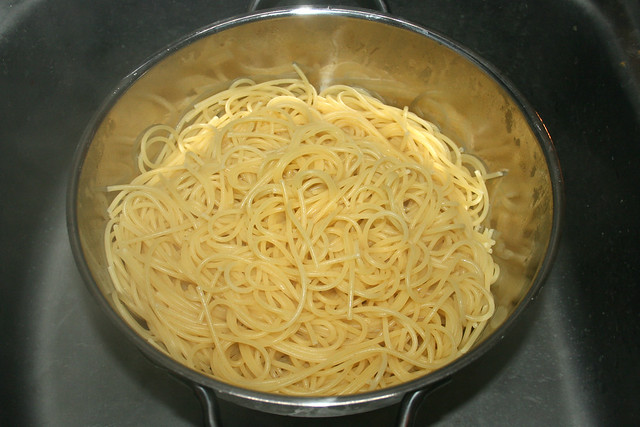 24 - Drain spaghetti / Spaghetti abtropfen lassen