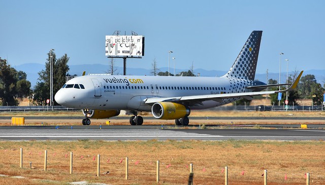 VUELING AIRLINES / AIRBUS A320-232 (MSN 5599) EC-LVS