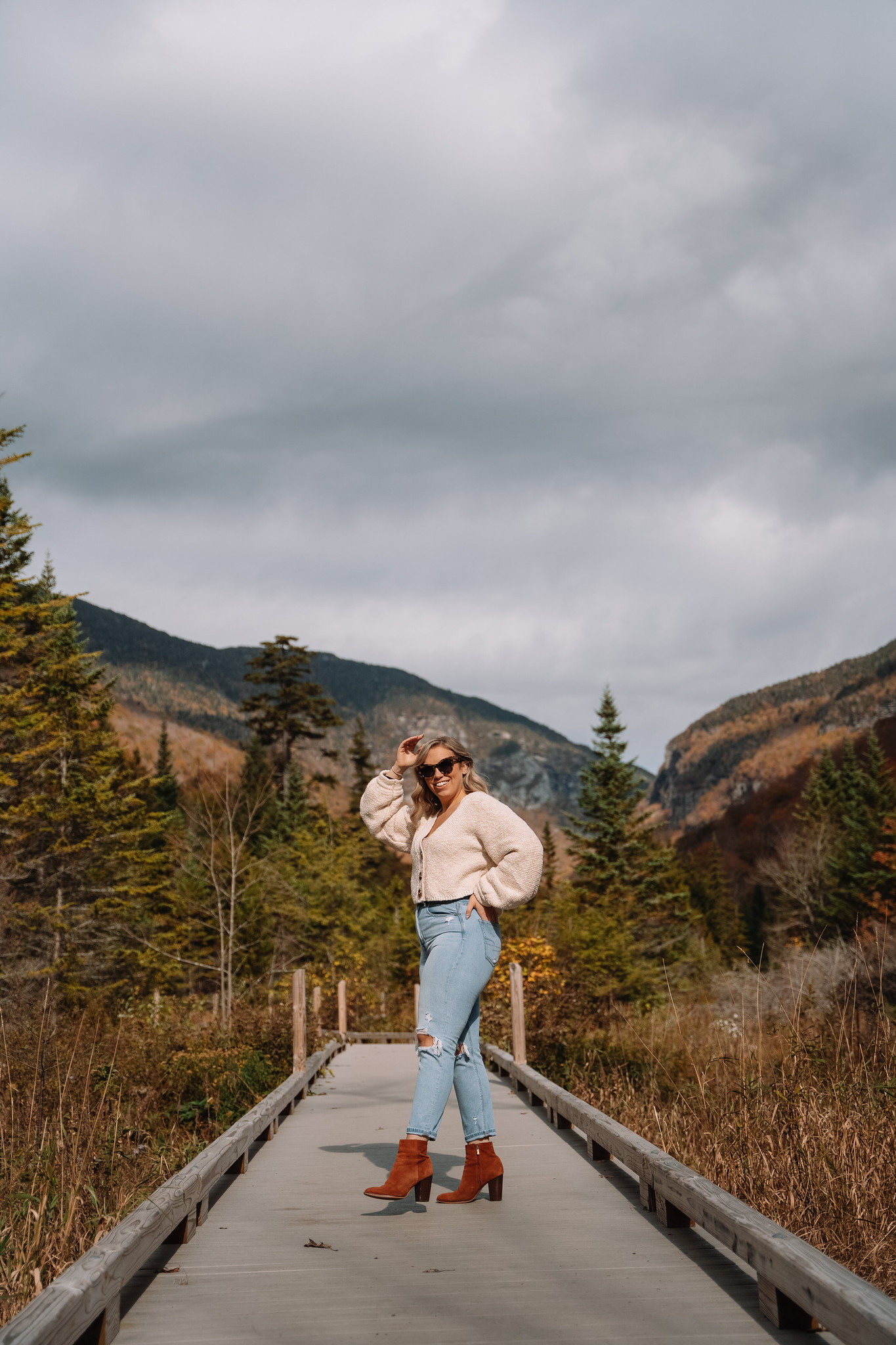 Chunky Cardigan & American Eagle Mom Jeans | Stowe Mountain Resort | What to Wear in Vermont in the Fall | Vermont Packing List for Fall | What to Wear in Vermont in October | What to Wear on a Fall Vacation | Fall Outfits