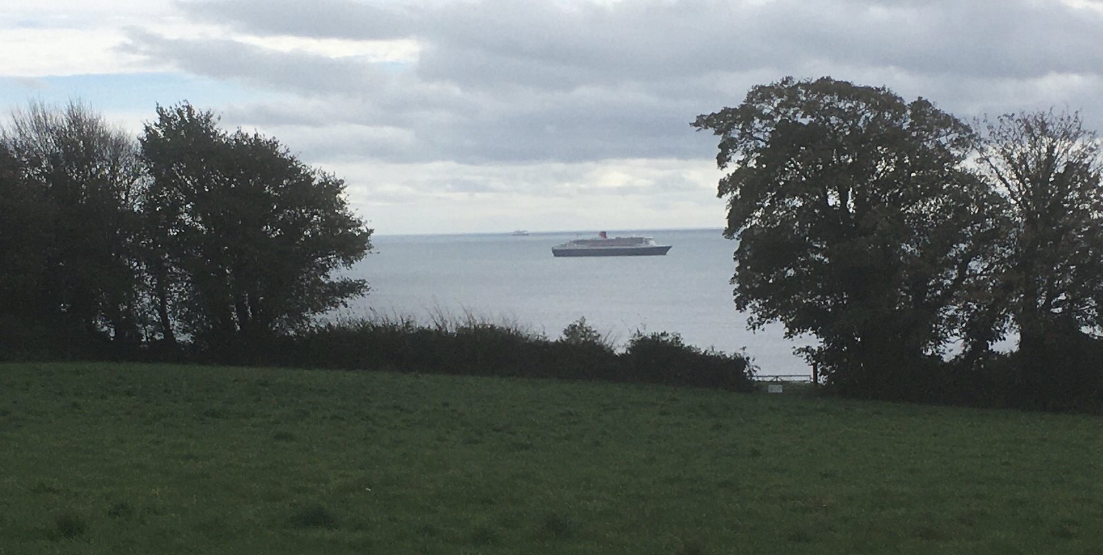 Queen Mary 2 in Babbacombe Bay