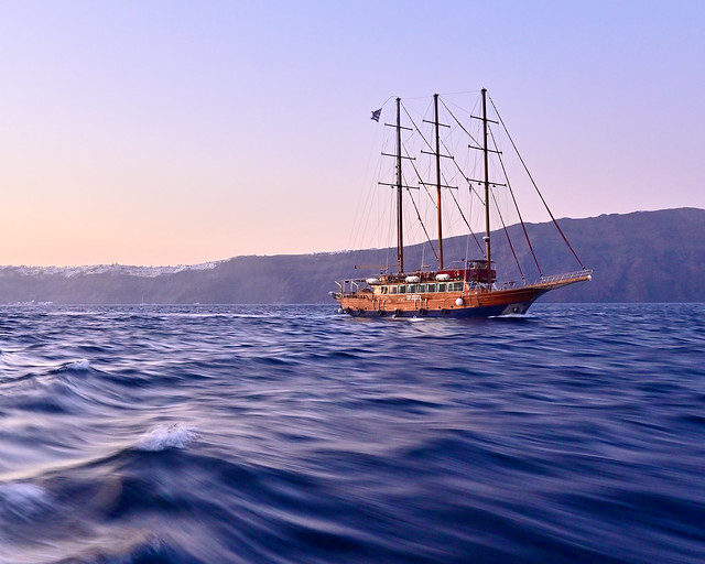 Barco por la caldera de Santorini
