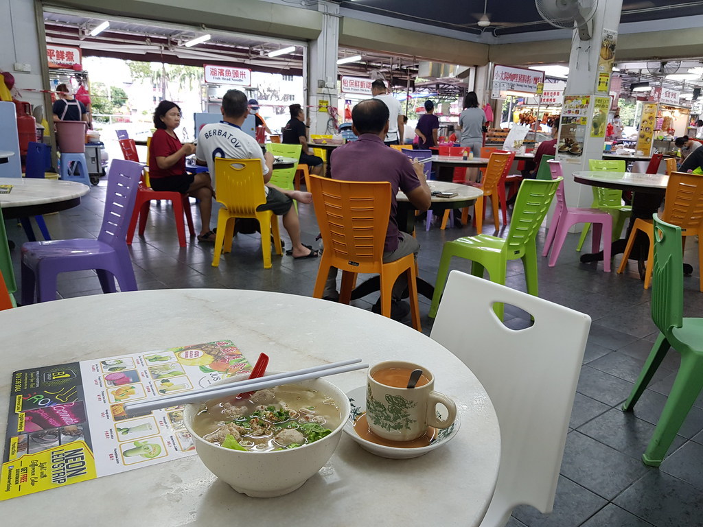 豬肉粉 Pork noodle rm$6.50 & TehC 奶茶 rm$2.10 @ 威威美食坊 Restoran Wai Wai in Puchong Taman Meranti Jaya