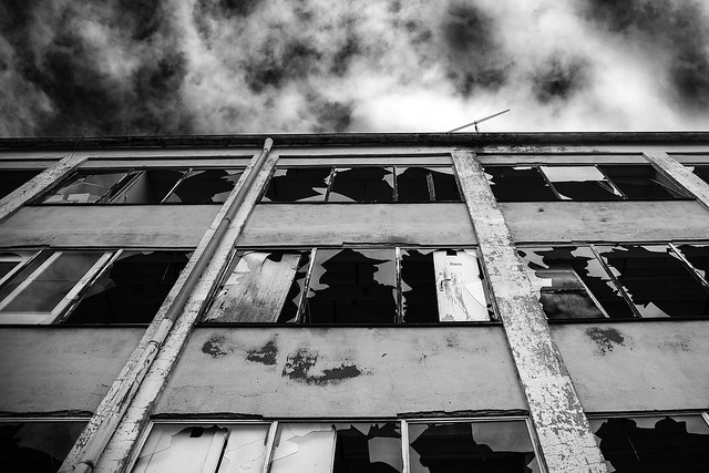 Lost Place - zerbrochene Fenster  / Lost Place - broken windows