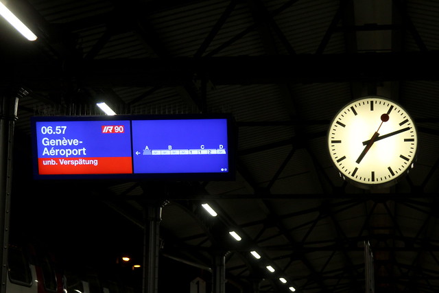 Neuer Gleisanzeiger am Bahnhof Brig im Kanton Wallis - Valais der Schweiz