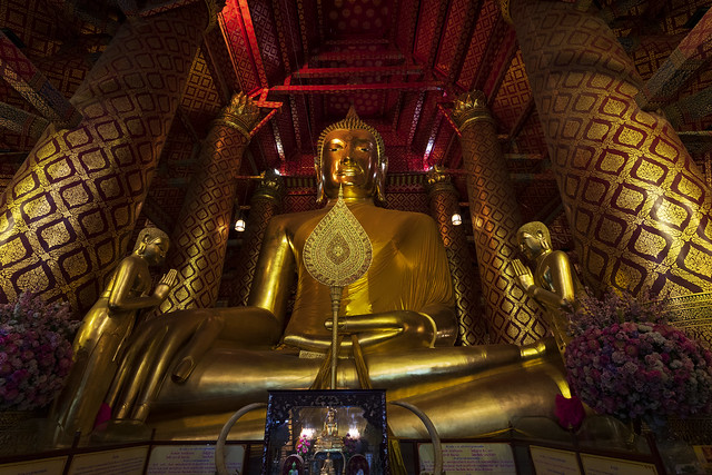 Seated Buddha at Wat Phananchoeng