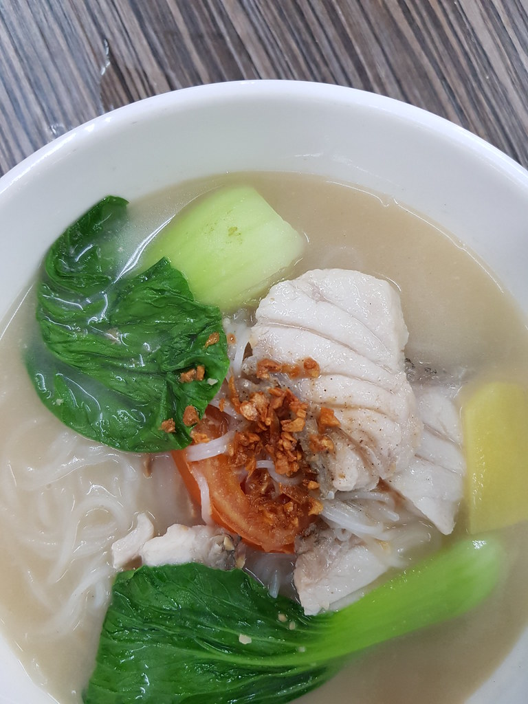 石班魚片米 Grouper fish fillet noodle rm$10 & 奶茶 TehC rm$1.80 @ 馳名美食中心 Restoran Siong Pin SS3