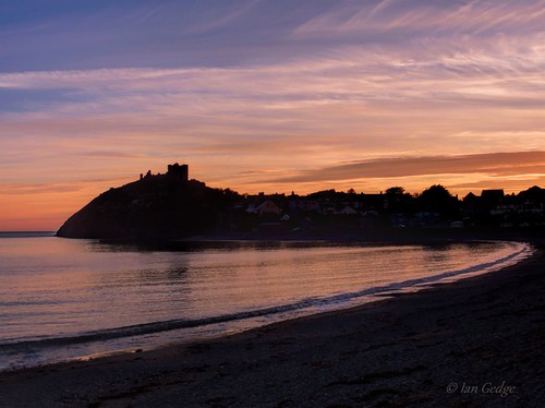 uk britain wales northwales cymru llynpeninsula coast coastline sea sunset criccieth castle beach