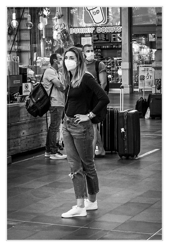 sdcfoto street streetphotography bw blackandwhite leica q2 girl germany frankfurt standing mask people station viewing