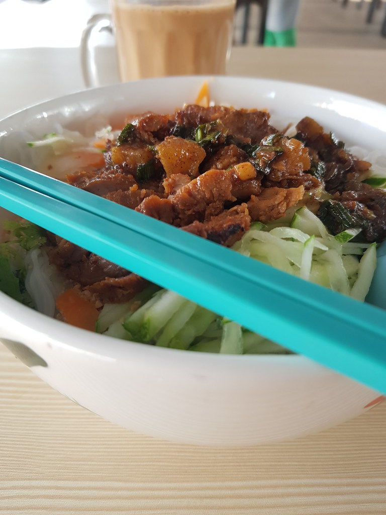 豬扒冷米粉 Pork Chop cold noodles rm$7 & 拉茶 TehC tarik rm$2.80 @ Mayang Oasis Food Court SS26