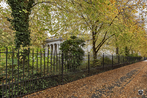 ladyleverartgallery portsunlight leverbrothers williamheskethlever ladylever wirral merseyside artgallery building trees leaves autumn fall railings ivy pillars colour pavement attraction tourism landscape local urban villade community