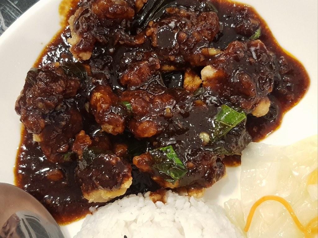 金香雞肉飯 Kam Heong chicken rice w/竹蔗水 Bamboo Cane tea rm$9.90 @ AWAS Cafe SS15