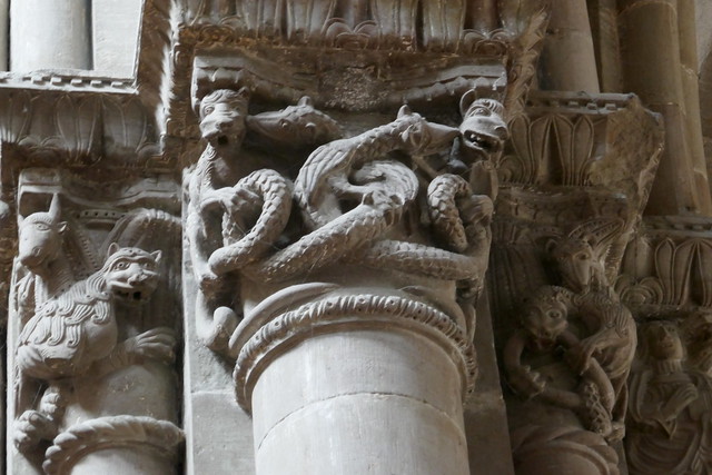 Chapiteaux romans, cathédrale Saint-Pierre XIIe-XVe,  cour Saint-Pierre, Genève, Suisse.