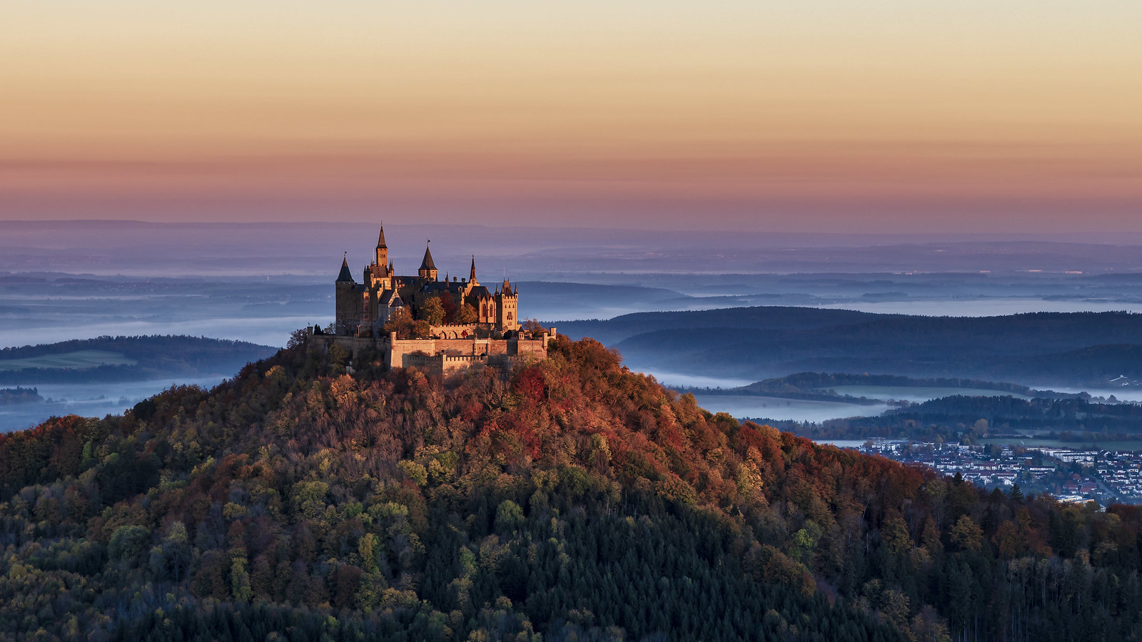 Burg Hohenzollern | Der Aussichtspunkt bietet einen weiten B… | Flickr