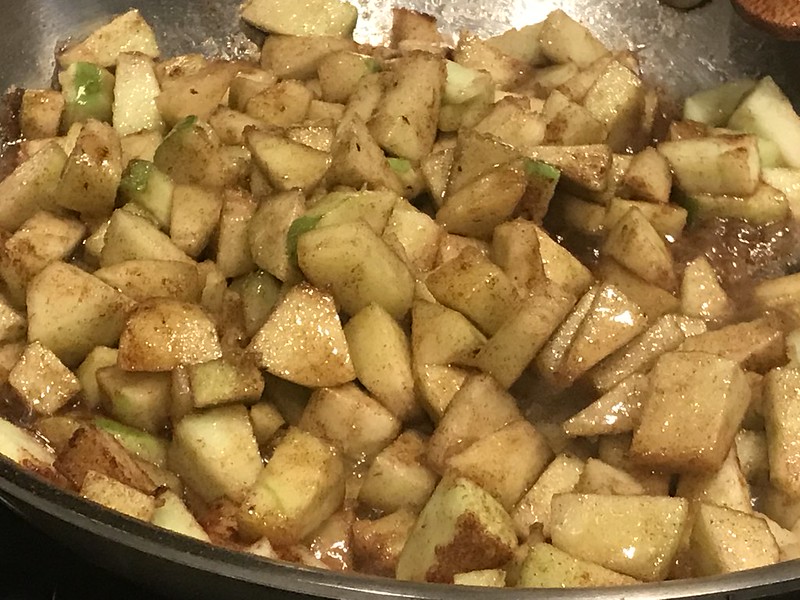 Apples with cinnamon and brown sugar