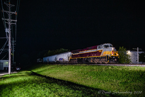 trains flashphotography genoa canadianpacific cp afterdark chicagosub 7018 heritageunits blocklogo cpchicagosub cp7018