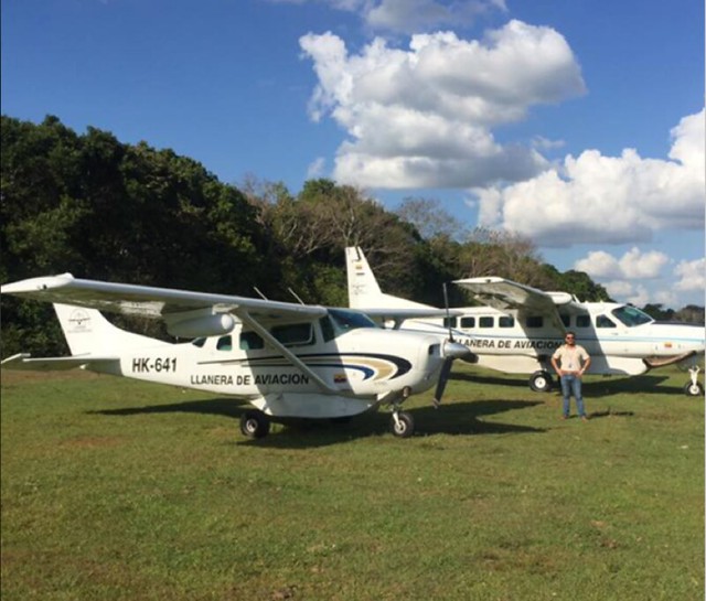 El piloto del Cartel de Sinaloa en medio de dos de los aviones de Llanera de Aviación que estaban al servicio de las campañas de Uribe y Duque, al Senado y Presidencia, respectivamente.